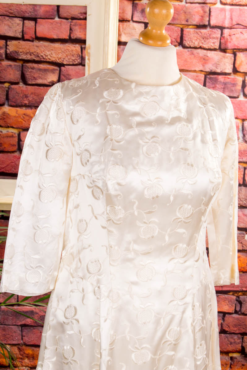 Satin Brautkleid mit Schleppe