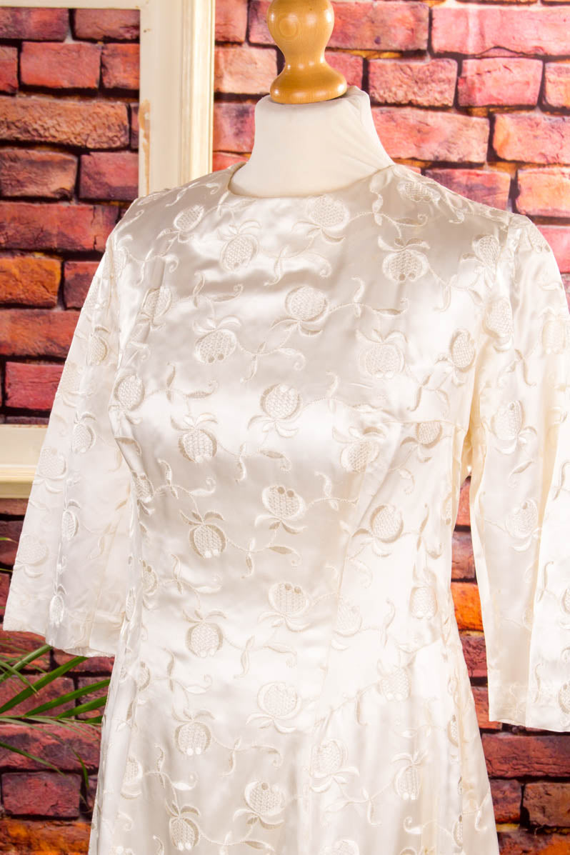 Satin Brautkleid mit Schleppe