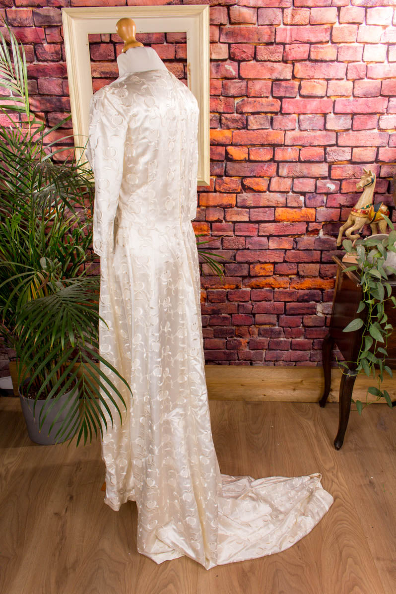 Satin Brautkleid mit Schleppe