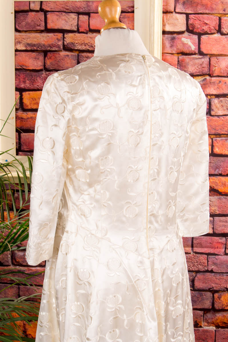 Satin Brautkleid mit Schleppe