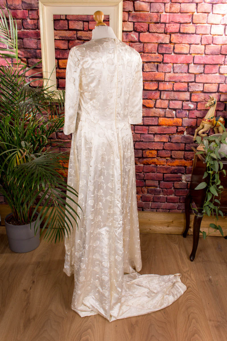 Satin Brautkleid mit Schleppe