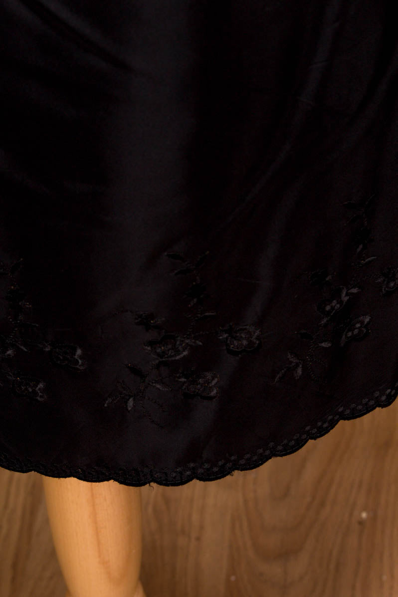 Vintage Unterrock schwarz bestickt