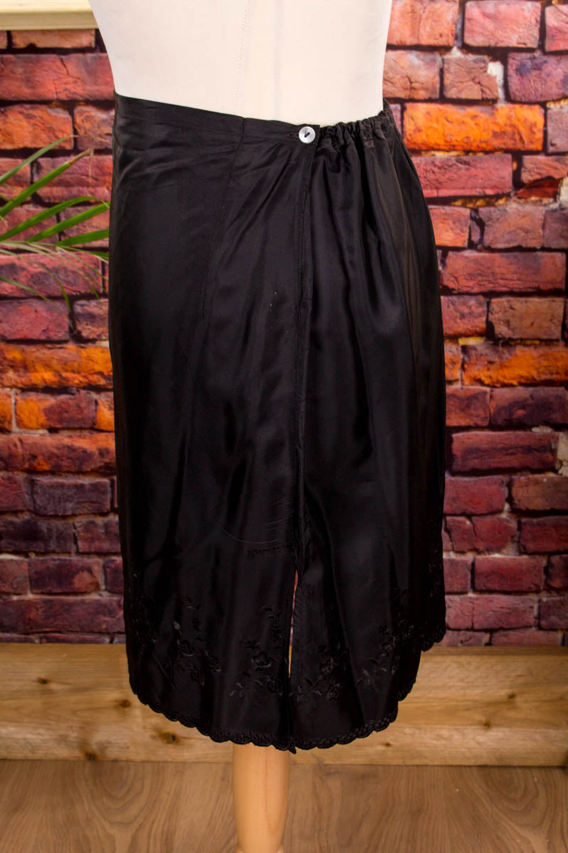 Vintage Unterrock schwarz bestickt