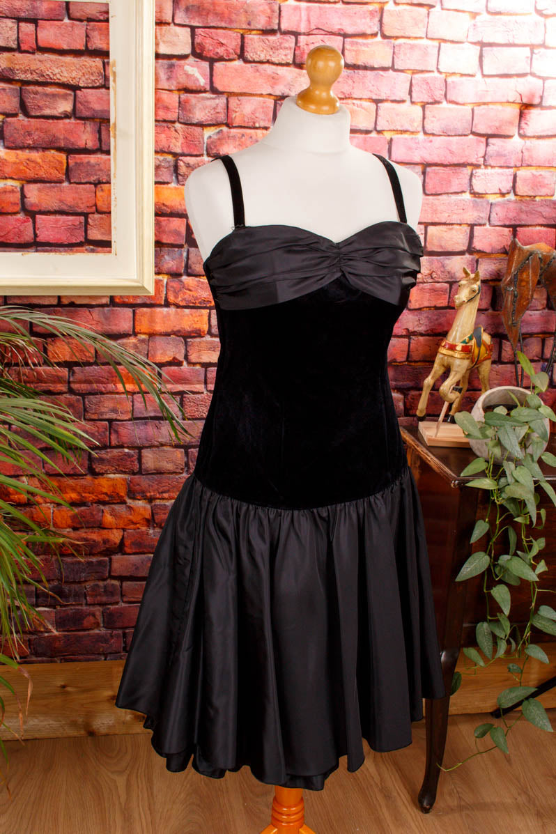 Cocktailkleid schwarz Samt Rüschen 80er 90er Abendmode Disco Frau S 36-38 schwarz vintageberlin.de