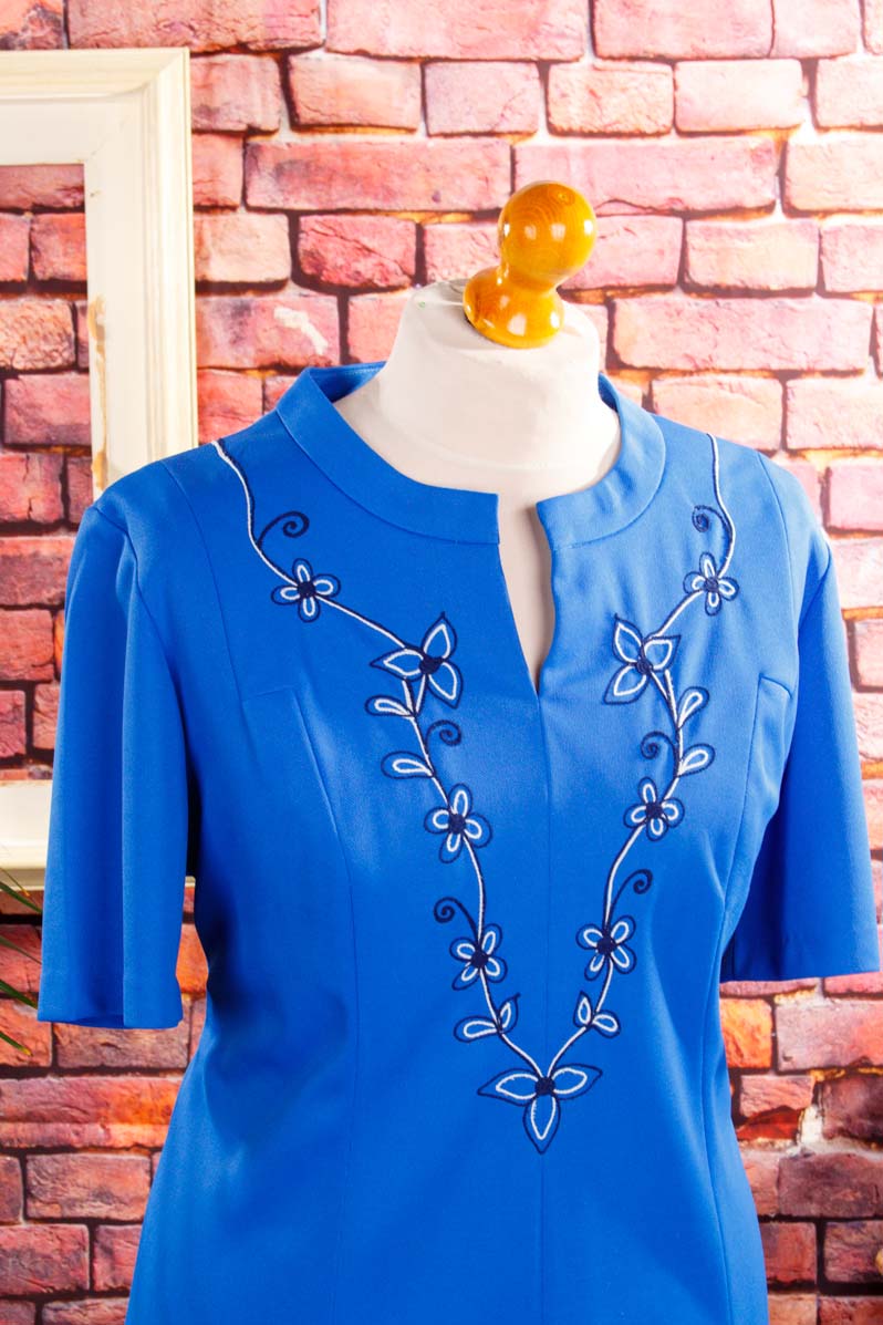 Etuikleid blau bestickt
