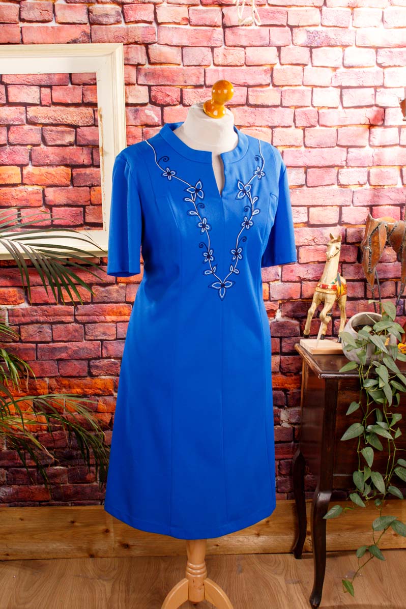 Etuikleid blau bestickt