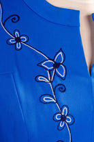Etuikleid blau bestickt