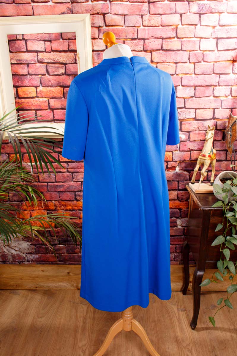Etuikleid blau bestickt