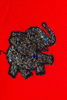 roter Pulli mit Glitzer-Elefanten