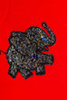 roter Pulli mit Glitzer-Elefanten