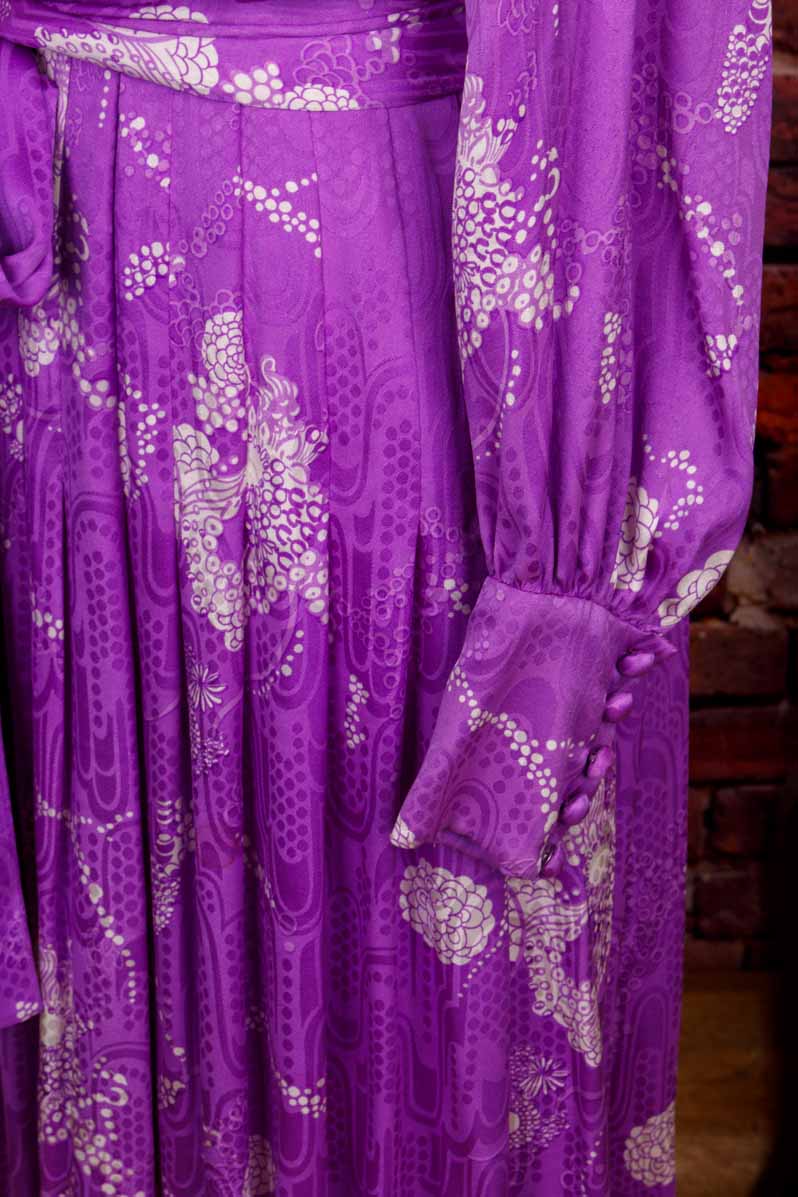 zartes Seidenkleid lila Muster