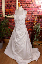 Neckholder Brautkleid mit Schleppe