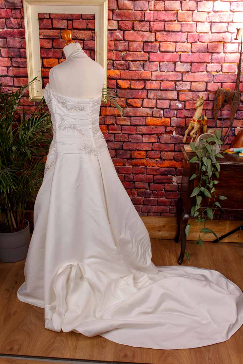 Neckholder Brautkleid mit Schleppe