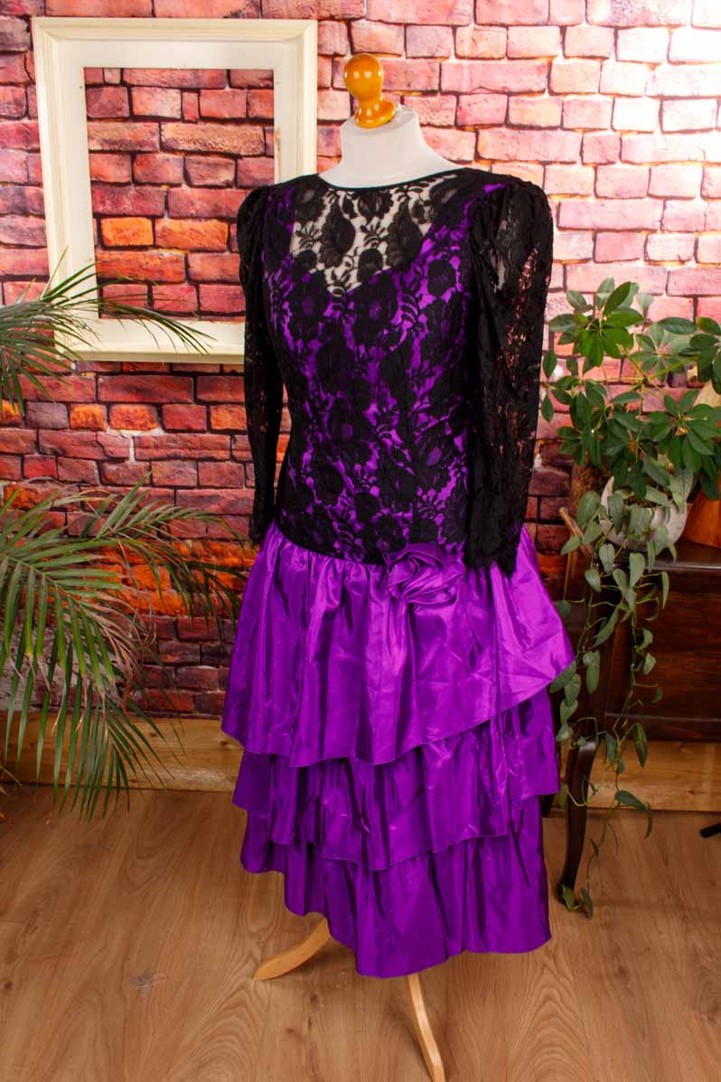 romantisches Partykleid aus schwarzer Spitze und lila Taft, hinten