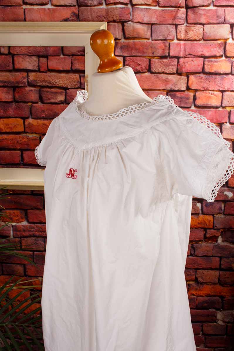 antikes Unterkleid Monogramm MH