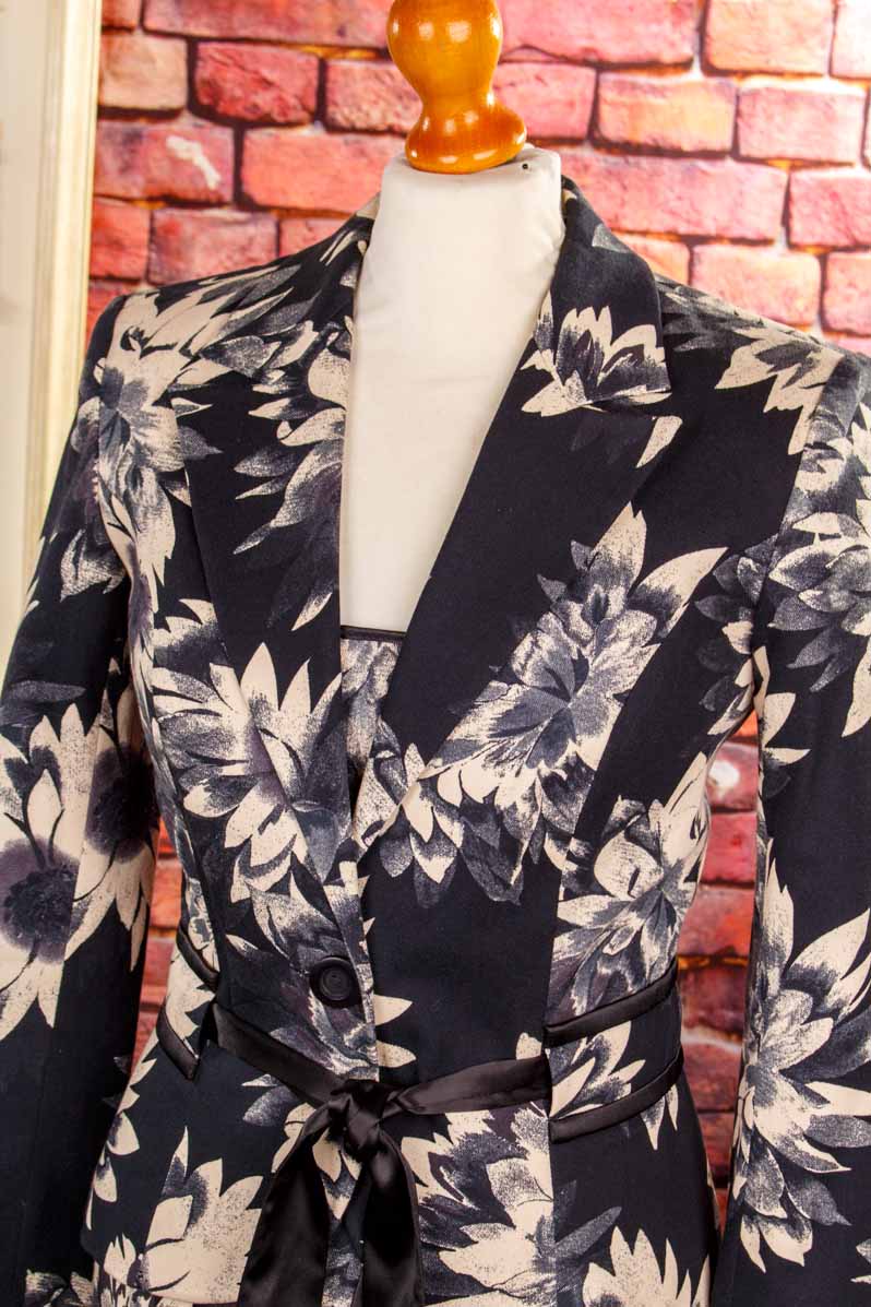 elegantes Kostüm schwarz beige