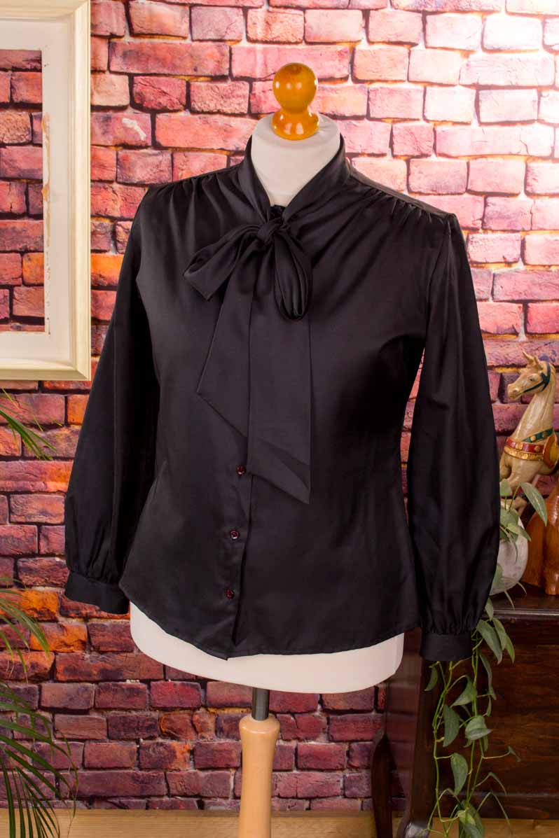Schluppenbluse schwarz Glanz