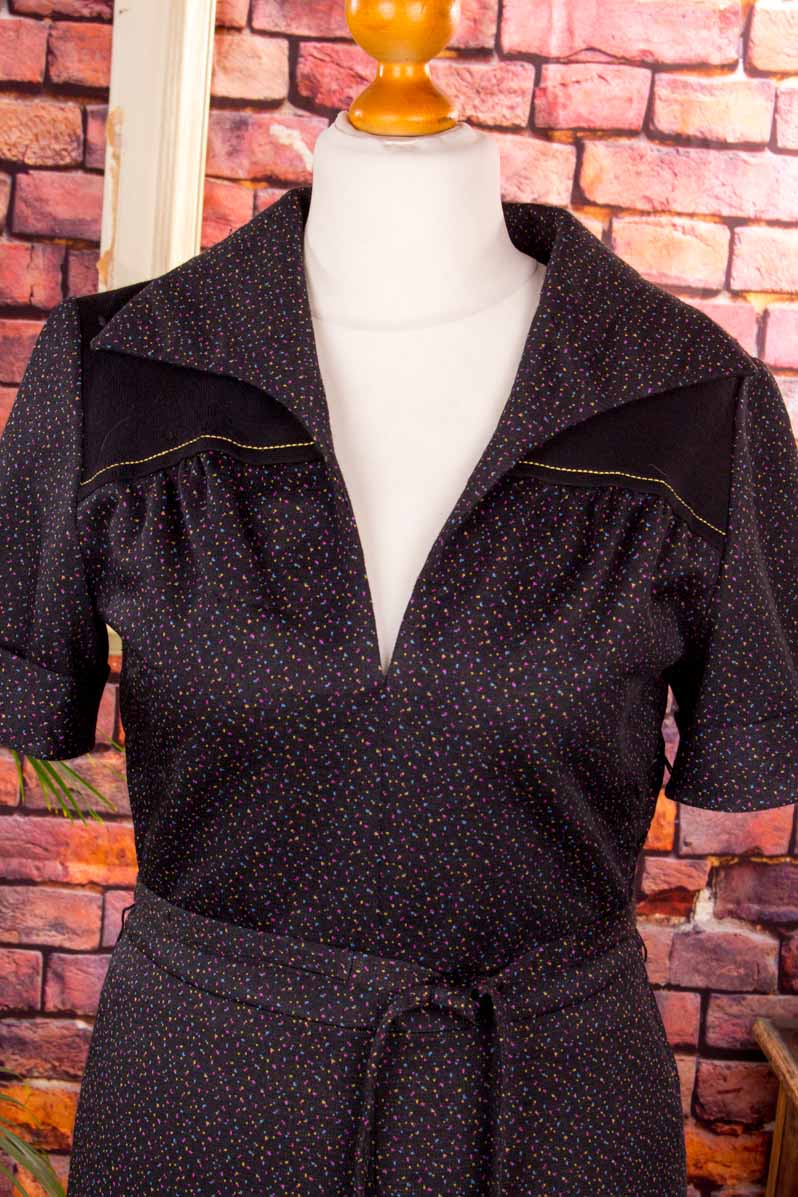 70s Schlagerkleid schwarz bunt Tupfen