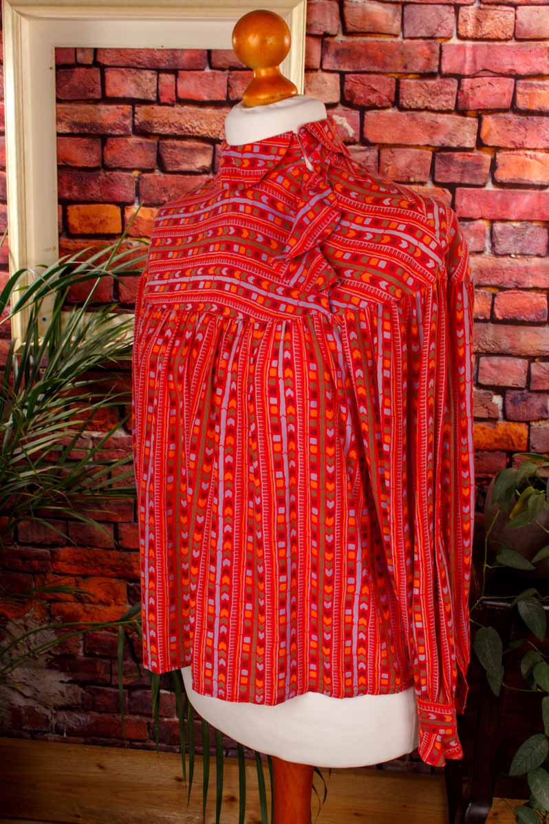 asymmetrische Seidenbluse rot bunt