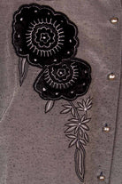 silbergraue Bluse bestickt