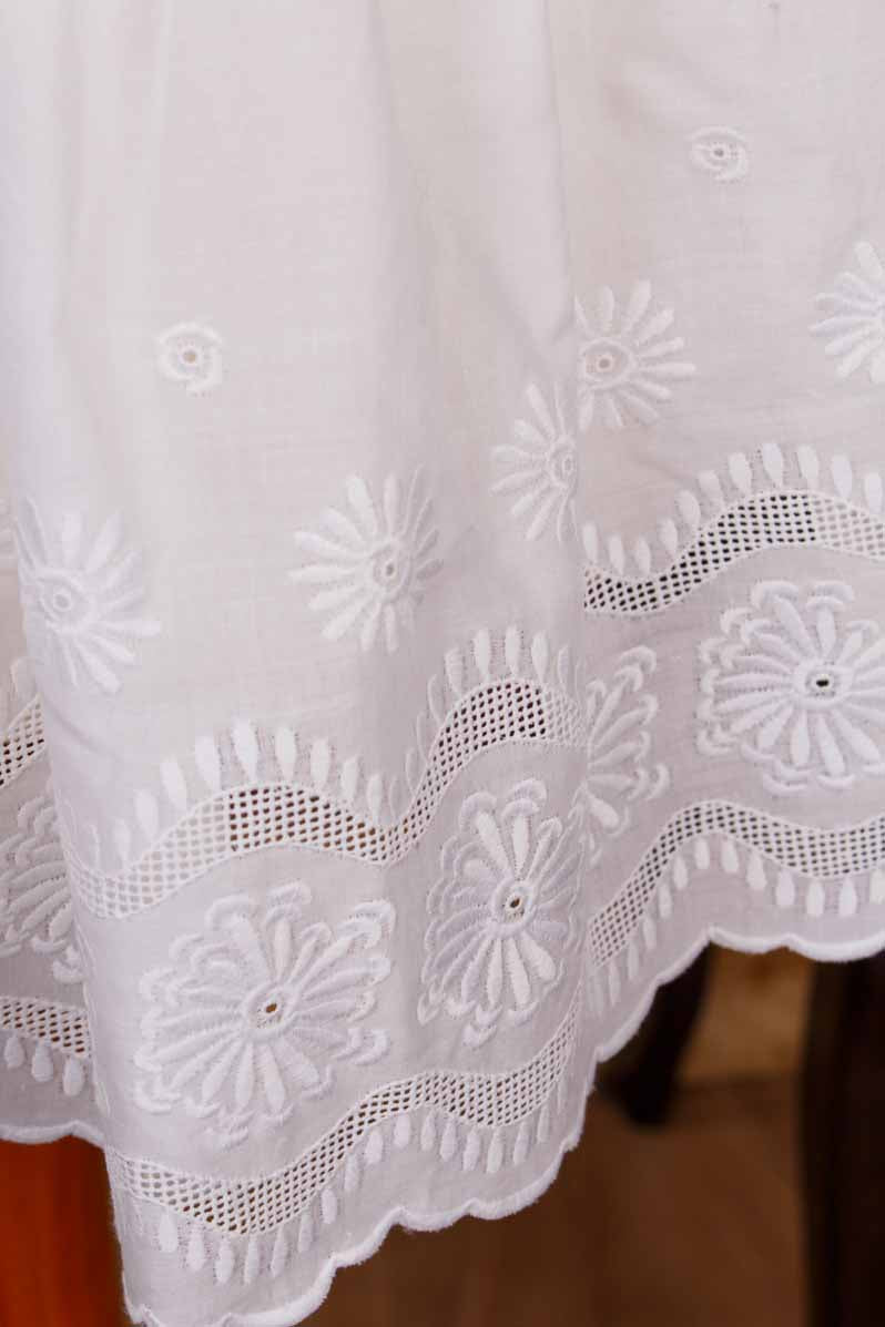 kleine weiß Schürze mit Spitze
