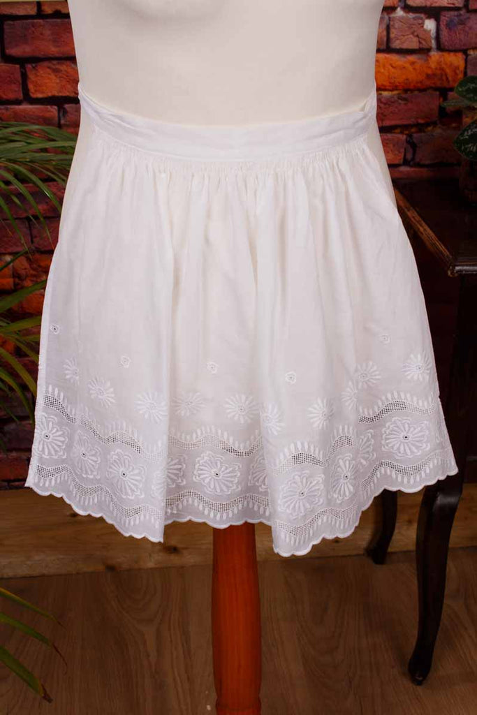 kleine weiß Schürze mit Spitze