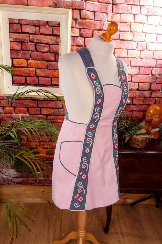Vintage Küchenschürze rosa bestickt