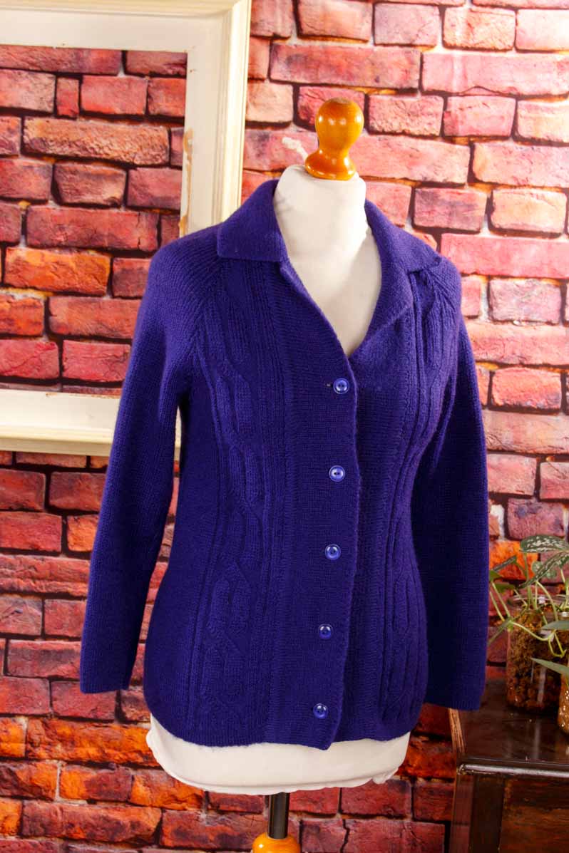 Lila Strickjacke Zopfmuster Wolle