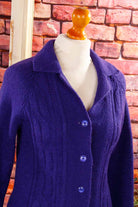 Lila Strickjacke Zopfmuster Wolle