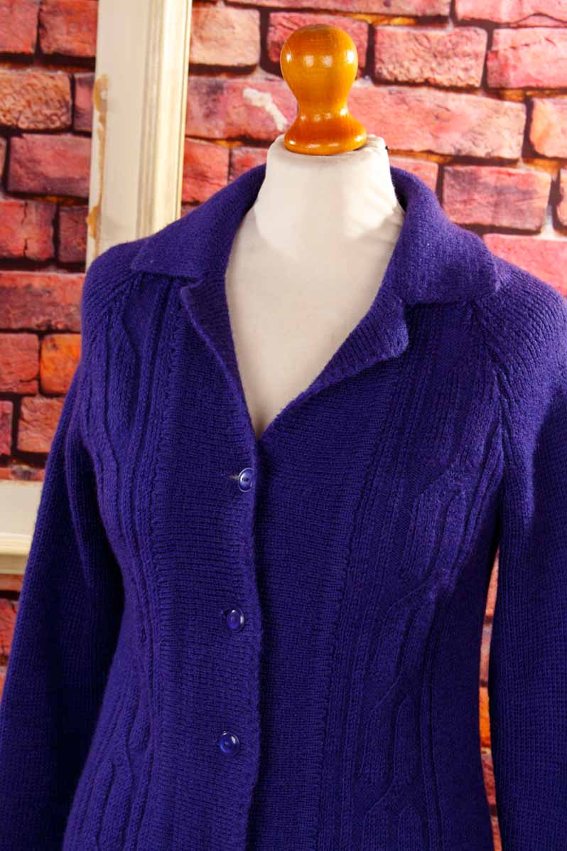 Lila Strickjacke Zopfmuster Wolle
