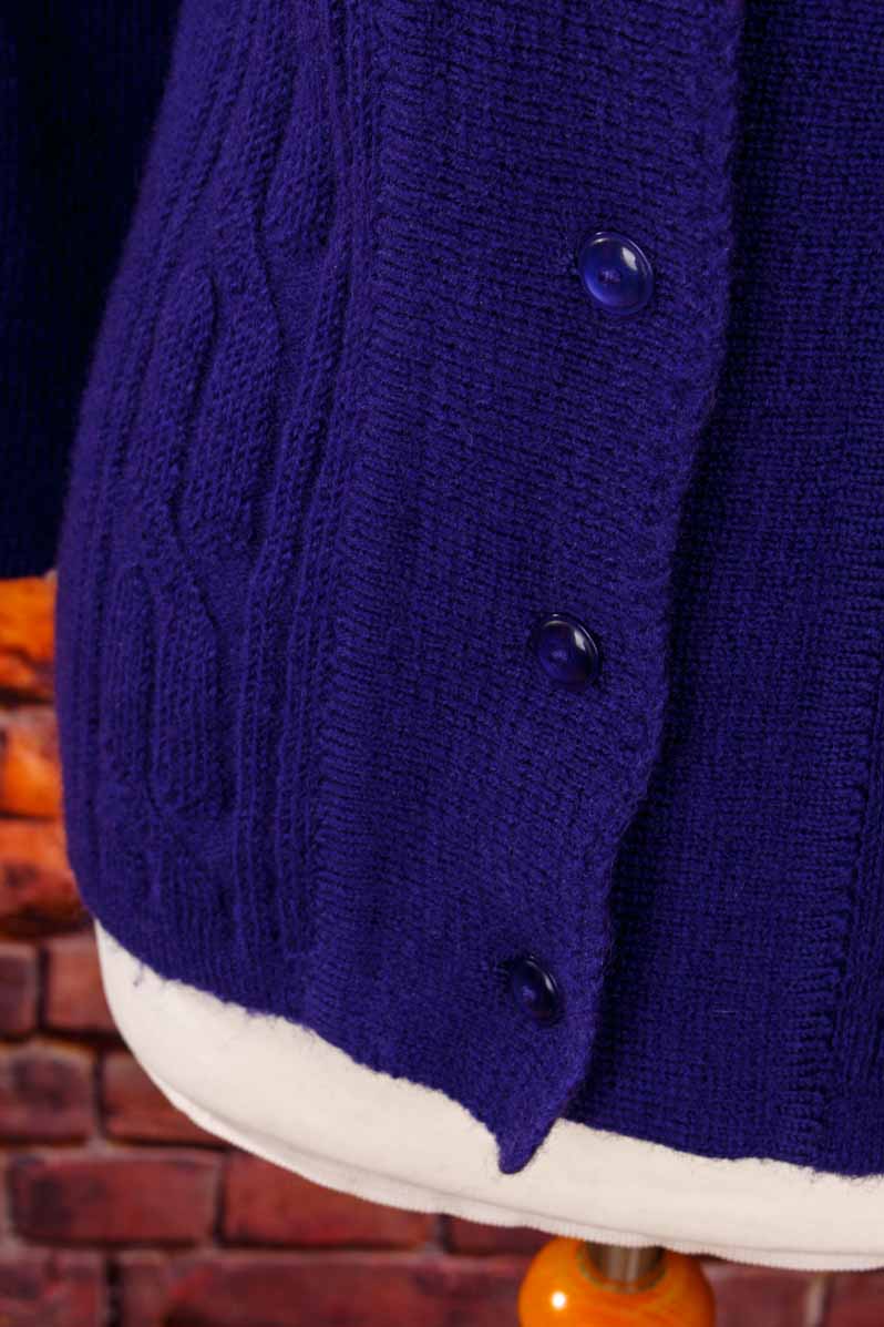 Lila Strickjacke Zopfmuster Wolle