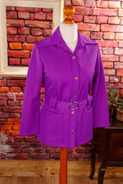 lila Blusenjacke Megakragen