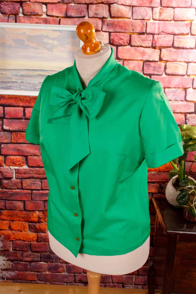 Schluppenbluse grün Schleife