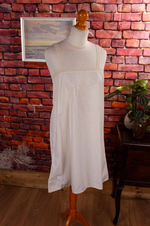 antikes Nachthemd weiß Borte