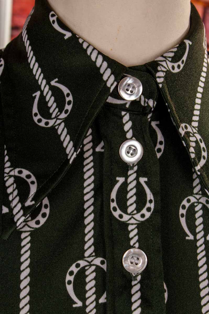 Megakragen Bluse grün Hufeisenmuster