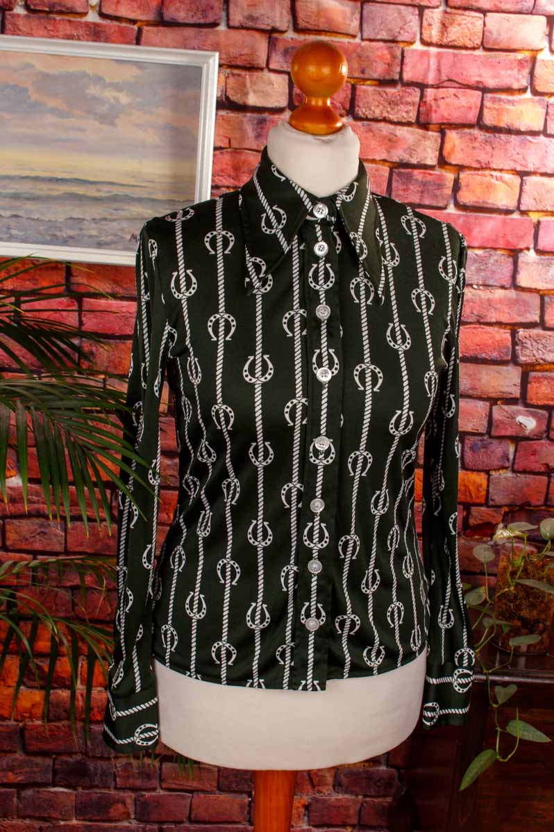 Megakragen Bluse grün Hufeisenmuster