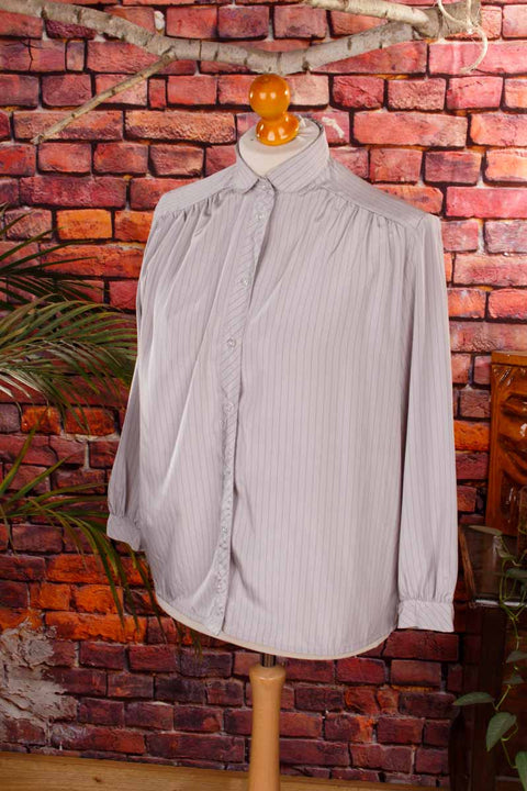 silberfarbene seidige Bluse