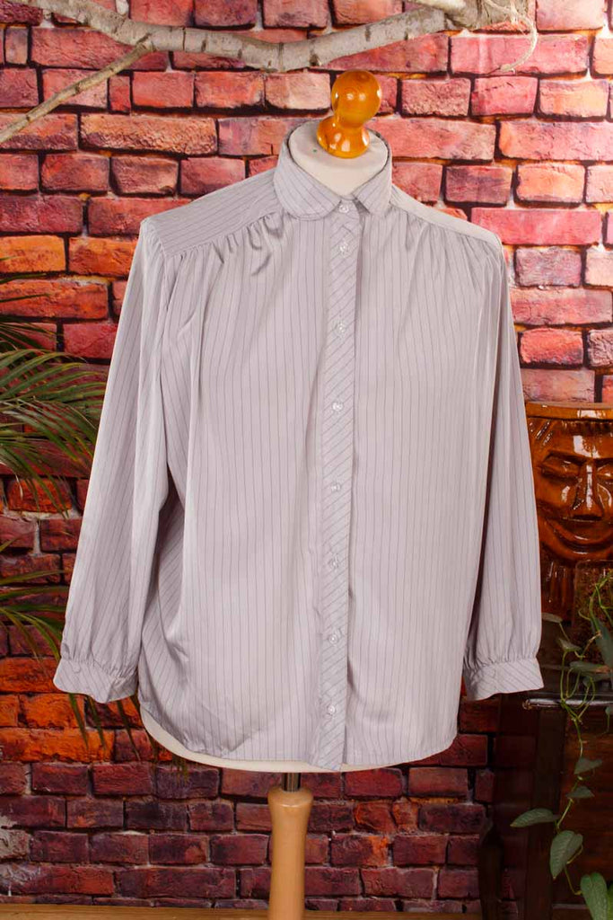 silberfarbene seidige Bluse