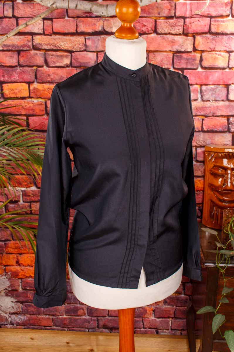 schwarze Bluse mit Stehkragen