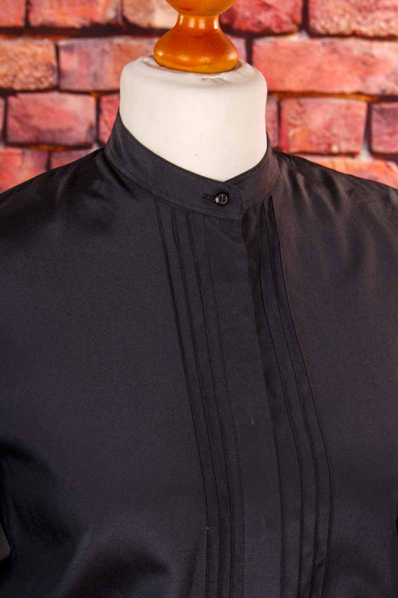 schwarze Bluse mit Stehkragen