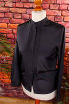 schwarze Bluse mit Stehkragen