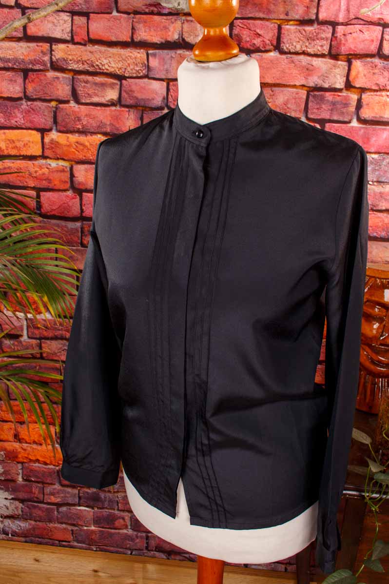schwarze Bluse mit Stehkragen