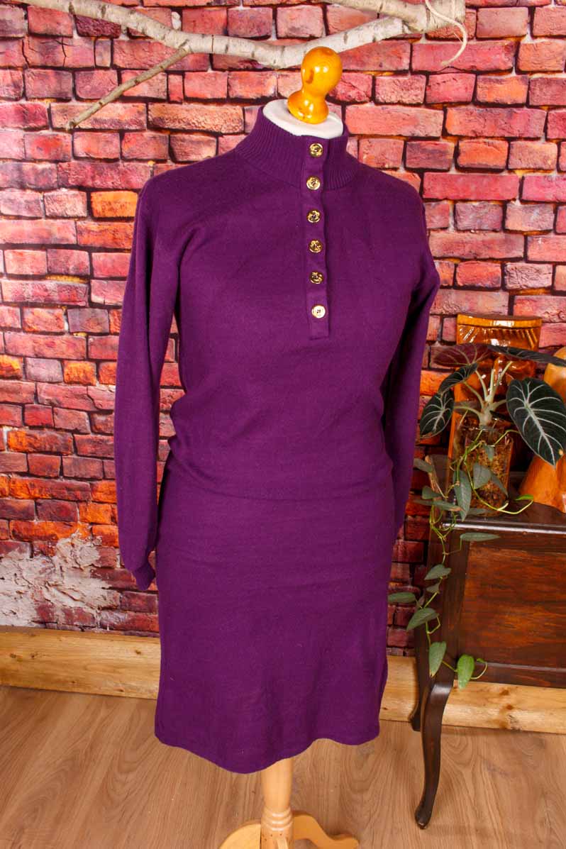 lila Strickkleid Stehkragen