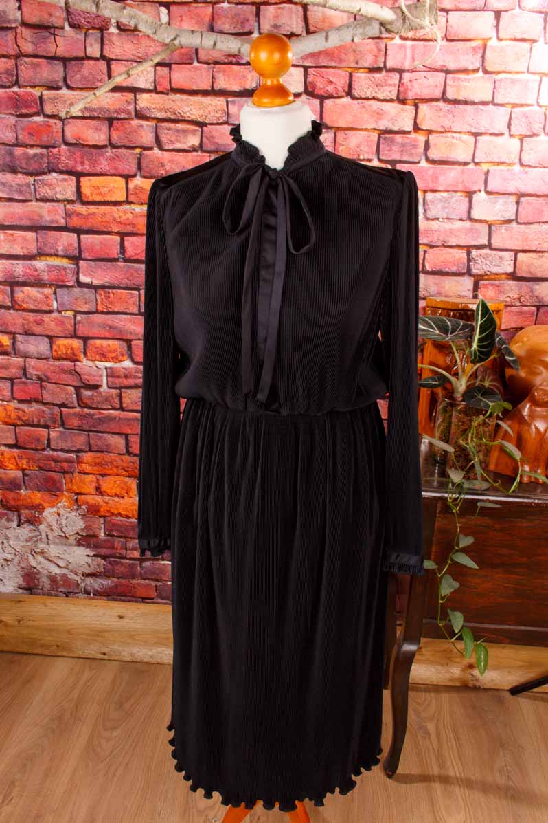 80s Plissee Kleid schwarz Stehkragen
