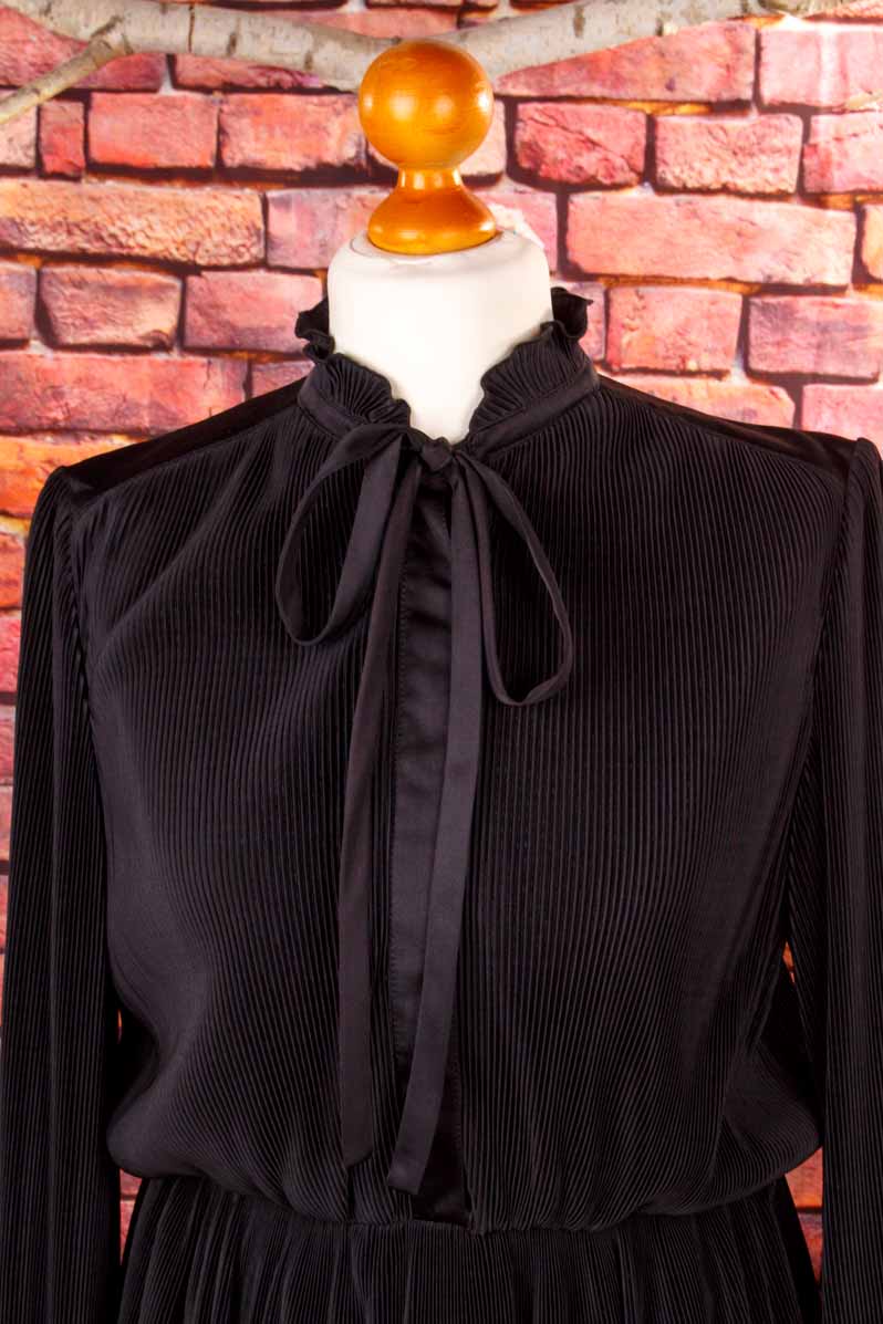 80s Plissee Kleid schwarz Stehkragen