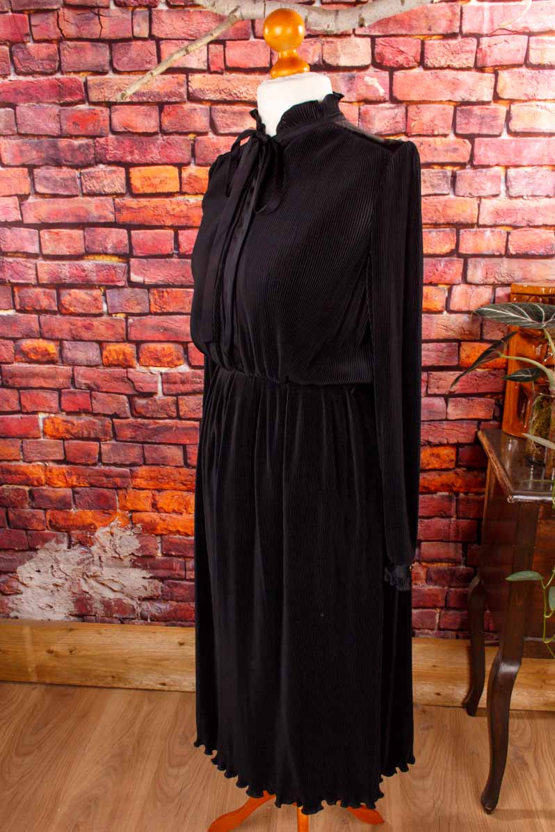 80s Plissee Kleid schwarz Stehkragen