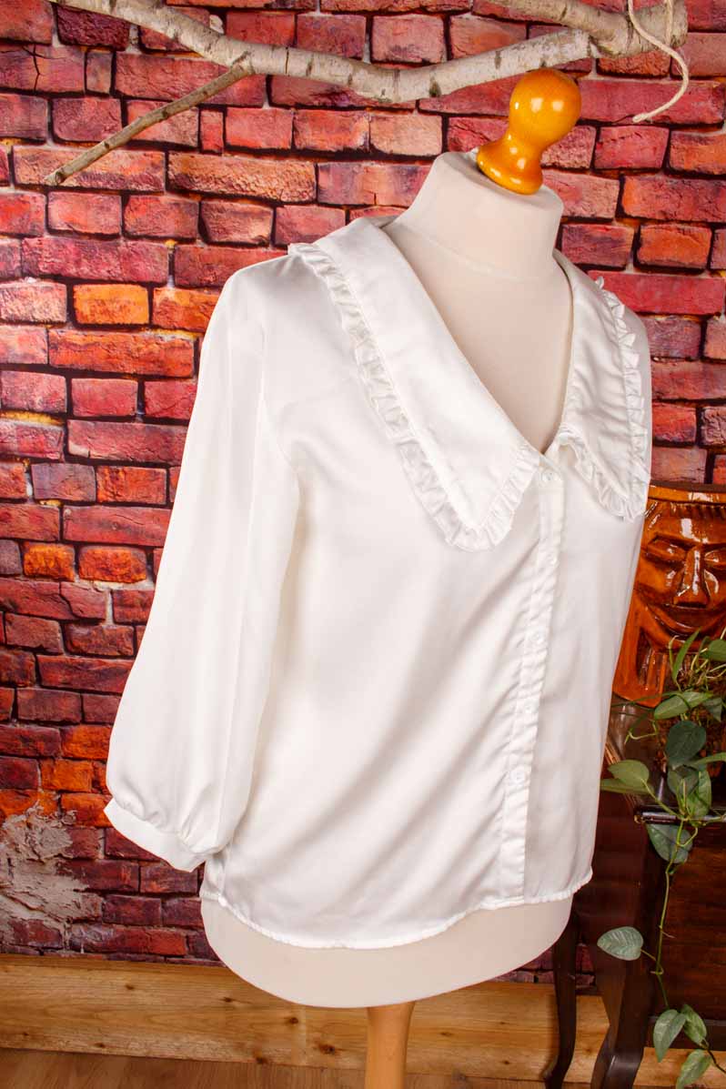 weiße Satinbluse mit Matrosenkragen
