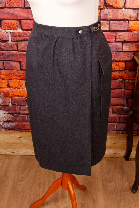 Wollrock grau Kettendetail