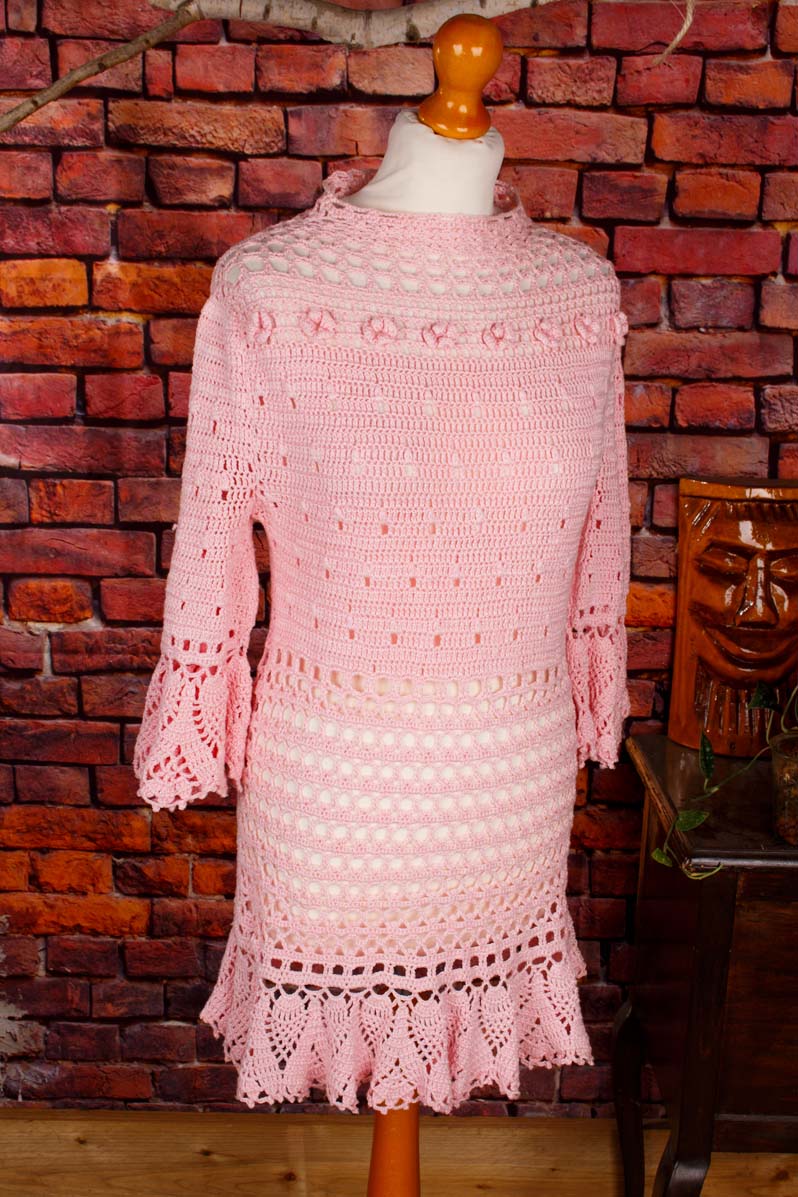 70s Minikleid aus rosa Häkel