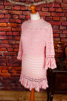 70s Minikleid aus rosa Häkel